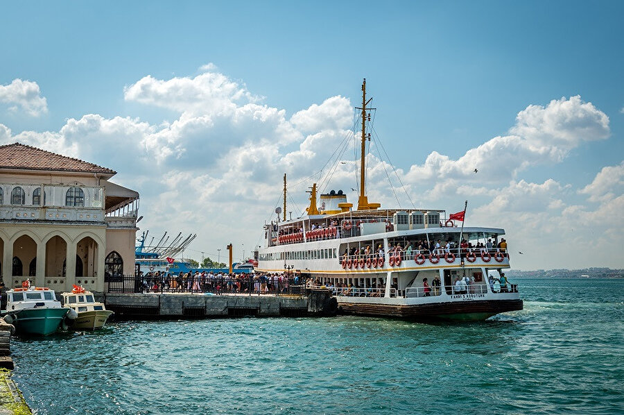 İstanbul Boğazı ya da tarihî ismiyle Bosporos, Asya ile Avrupa kıtalarını birbirinden ayıran ve Marmara Denizi ile Karadeniz'i birbirine bağlayan boğaz ve uluslararası su yoludur.