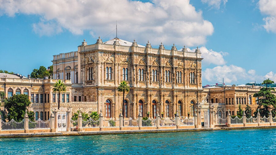 Dolmabahçe sarayı bir Osmanlı sarayıdır. İnşaatı 1843 yılında başlayıp 1856 yılında bitmiştir.