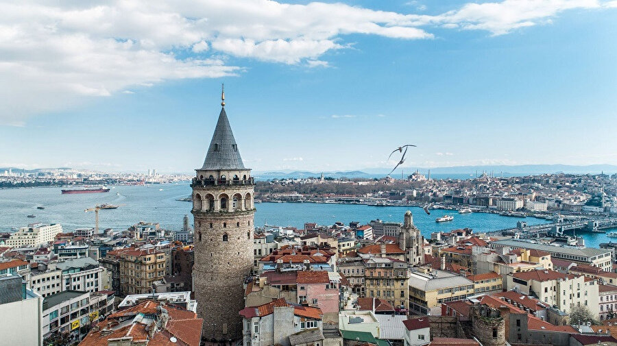 Galata Kulesi, İstanbul'un Galata semtinde bulunan bir kuledir. 528 yılında inşa edilen yapı, şehrin önemli sembolleri arasındadır.