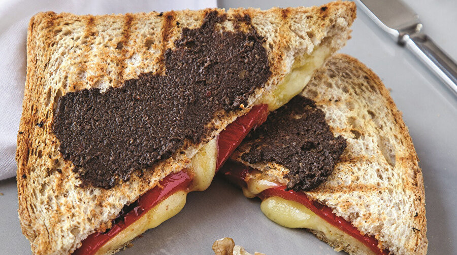 Tam Buğday Unlu ve Közlenmiş Biberli Tost