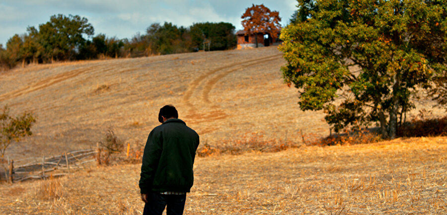 Olmanın peşinde koşanlar varken kendinden kaçmak mümkün müdür?