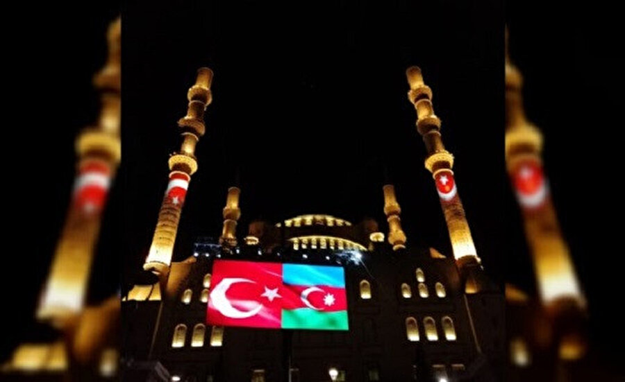 10 Aralık’ta yapılan tören, Güney Kafkasya’da Türkiye ve Azerbaycan ekseninin ete kemiğe büründüğünü gösterir.