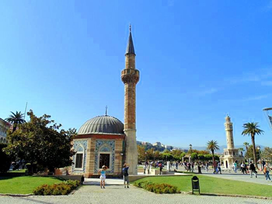 Konak Meydanında, çinileri ve sekizgen planıyla dikkatleri çeken, İzmir’in en zarif camilerinden Yalı (Konak) Camii, Mehmet Paşa kızı Ayşe Hanım tarafından 1755 yılında yaptırılmış, I.Dünya Savaşı’nda onarılmıştır.