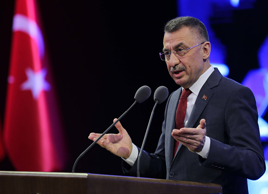 Fuat Oktay Milli Siber Güvenlik Zirvesi programında konuşurken rahatsızlık geçirdi