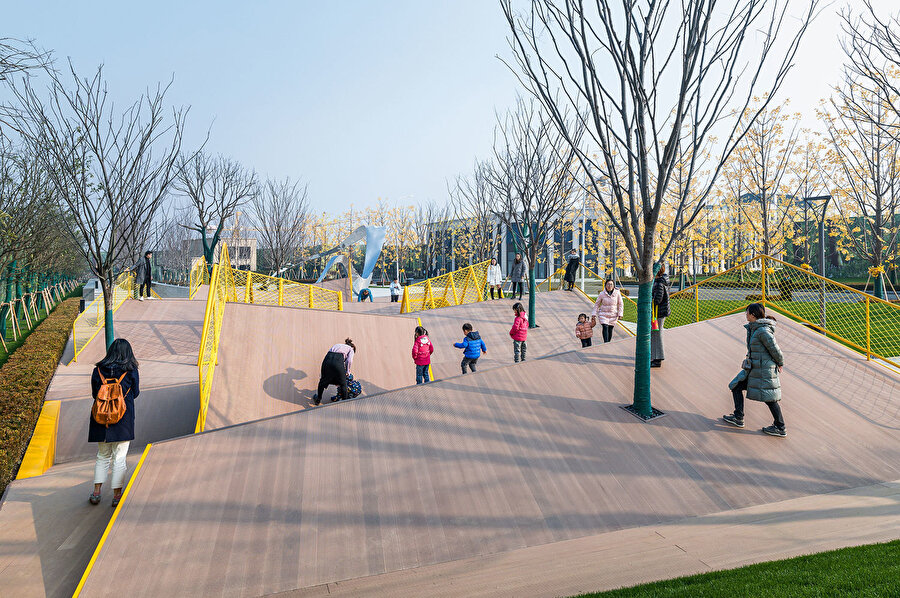 Parkın tasarımında, inşa edildiği alandaki ağaçların korunup tasarımın bir parçası haline getirildiği görülüyor.