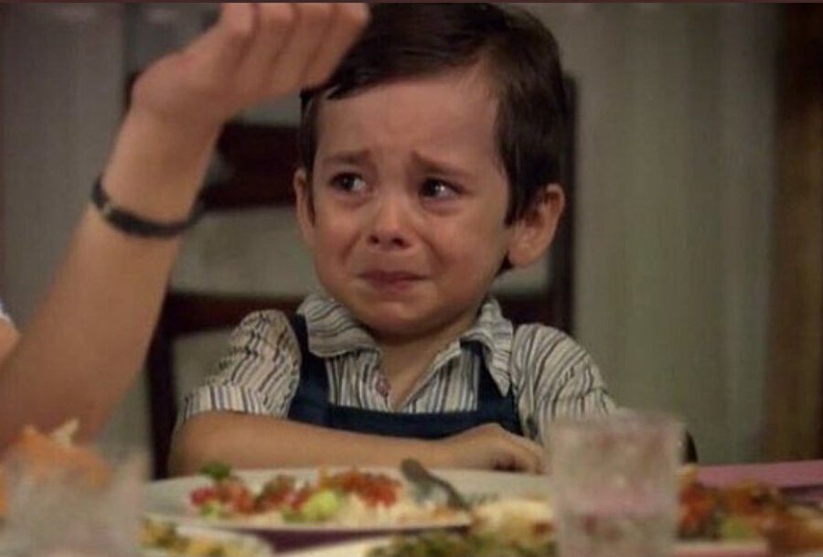 Babam çatalını tabağa sürtmüştür​