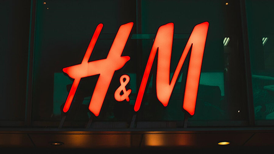 H&M, ekimde, etnik azınlıkların "zorunlu çalıştırılması" nedeniyle Çin'in Sincan Uygur Özerk Bölgesi'nden pamuk tedarik etmeyeceğini duyurmuştu.