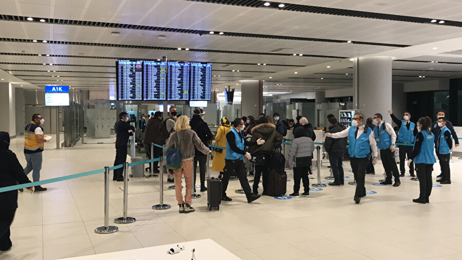 İngiltere'den İstanbul'a gelen yolculara mutasyon riski nedeniyle koronavirüs testi