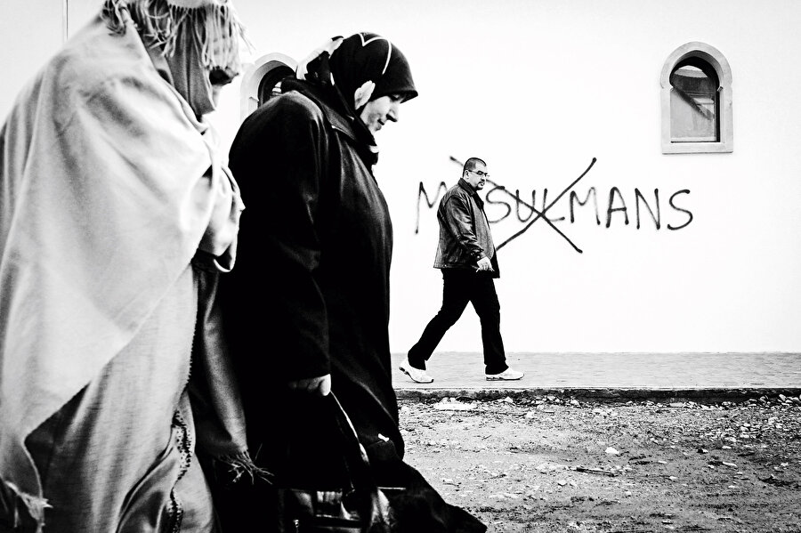 Dünya, salgından sonra büyük kaosların ve katastrofların eşiğine sürüklenme tehlikesiyle karşı karşıya. Koronavirüs salgınından en fazla etkilenen coğrafyaların başında, Avrupa coğrafyası geliyor: Avrupa'nın gelişmiş bilimi, ruhsuz teknolojik gelişimi, koronavirüs salgınının dehşeti karşısında iflas etti! İtalya, İngiltere, İsveç gibi insan hakları şampiyonluğu yapan ülkelerde yaşlılar, yaşlı bakımevlerinde ölüme terk edildiler! İnsanın değeri üstüne atılan onca nutuk, bir anda tuzla buz oldu!