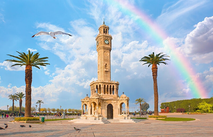 İzmir Saat Kulesi, İzmir'de Osmanlı padişahı II. Abdülhamid'in tahta çıkışının 25. yıldönümünü kutlamak için 1901'de inşa edilmiş tarihî saat kulesidir.