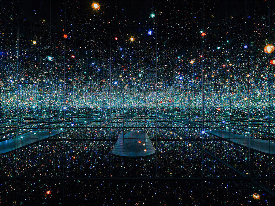 Infinity Mirrored Room - Milyonlarca Işık Yılı Uzakta Kalan Ruhlar çalışması (2013).