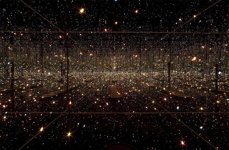 Infinity Mirrored Room - Su Üzerindeki Ateş Böcekleri çalışması.