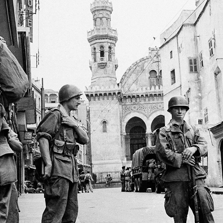 Cezayir ve Fransa, yaklaşık dört yıldır Paris'in sömürge dönemine ilişkin dört ayrı başlıkta müzakereler yürütüyor.