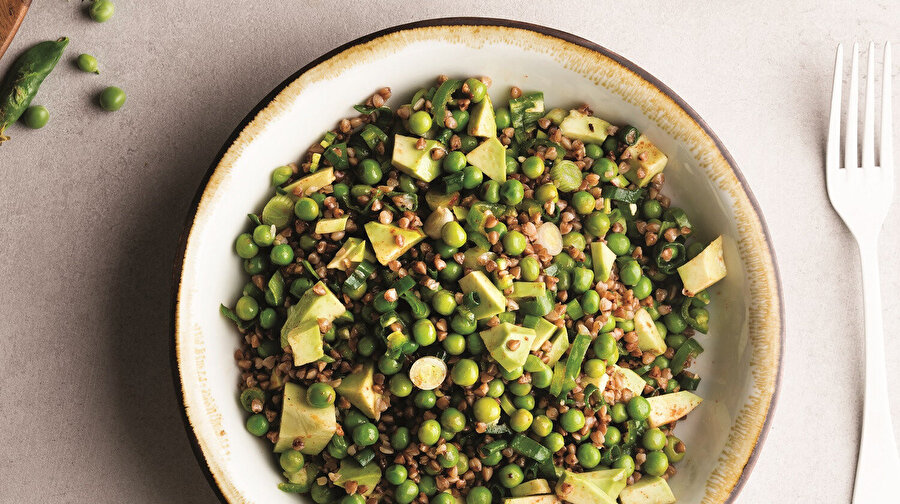 Karabuğdaylı Bezelye Salatası