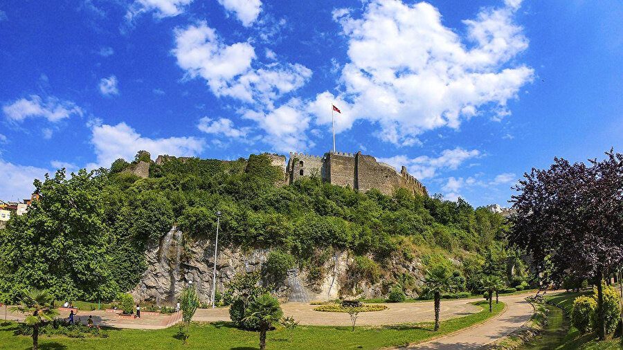 Trabzon Kalesi, Trabzon'un en yüksek kesimindeki kale, Trabzon’da günümüze en iyi durumda ulaşabilen eserlerin başında gelmektedir.