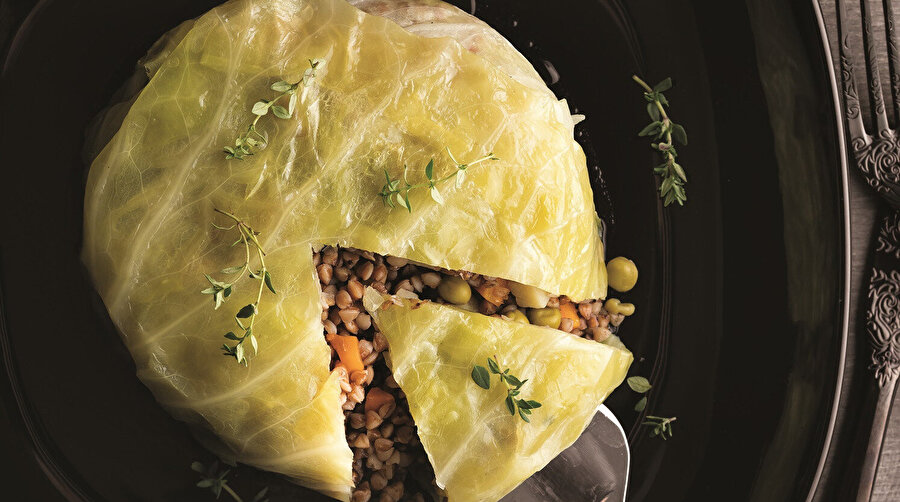 Beyaz Lahana İçinde Garnitürlü Karabuğday Pilavı