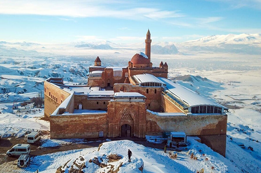 İshak Paşa Külliyesi, Ağrı Dağı'nın yakınında, Doğubayazıt'ın 5 kilometre uzağında bulunan bey kalesidir. 