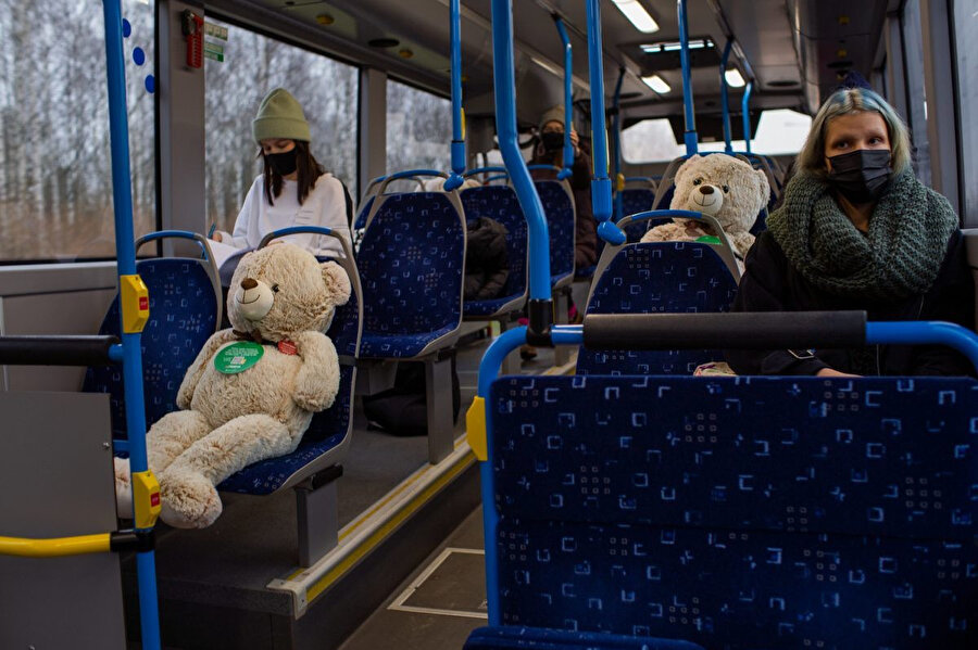 Finlandiya'da sosyal mesafeyi ayarlamak için ayıcık kullanmışlar