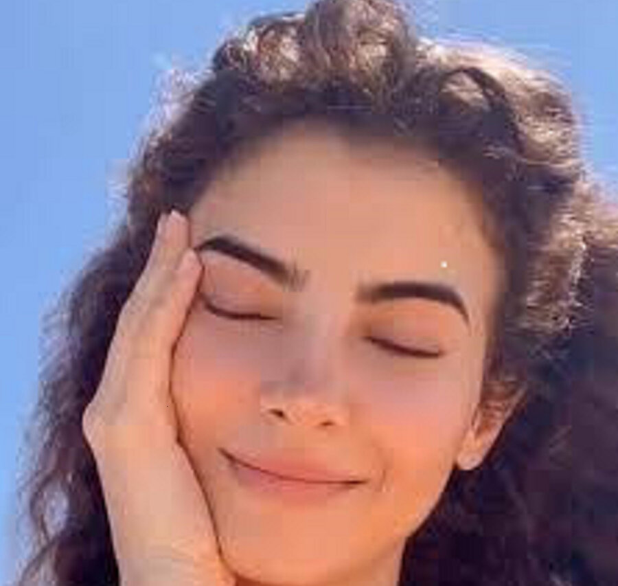 “Gerçek olmayacak kadar naifti, gerçekten gerçek değilmiş” diyor bir twitter kullanıcısı arkasından. Tam 10 yıldır kendisi yazıp oynadığı kurgu hikâyesine on binlerce kişiyi inandırmış, bir gün birisi çıkmış, o kişinin aslında gerçek olmadığını söylemiş ve hikâye aslında burada başlamış. Sosyal medya tarihine ‘Anita Kaver sendromu’ olarak geçmeye aday bu olayın yankıları hâlâ sürüyor