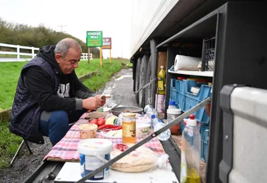 Türk şoförlerin kahvaltısından görüntü