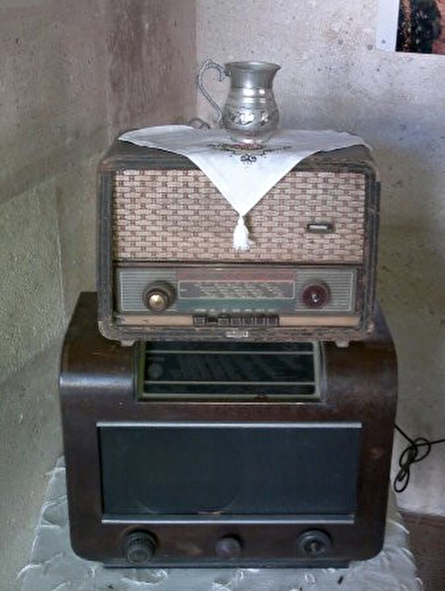 Yıllardır bu şekilde uğraşıp evimizin her köşesini radyolarla donatmıştır.