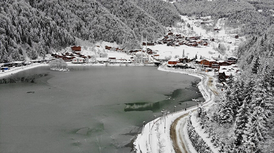 Doğa harikası Uzungöl buz kesti