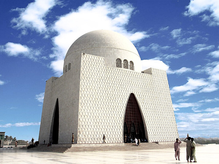 Cinnah'ın Karaçi'de "Mezar-ı Kaid" olarak isimlendirilen kabri.