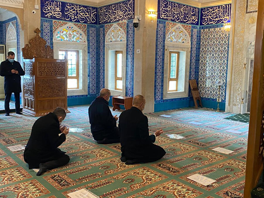 Bakü'deki Zafer töreninden önce Cumhurbaşkanı Erdoğan ve Cumhurbaşkanı Aliyev "Şehitler Camii'nde beraber namaz kılıp dua etmişlerdi.
