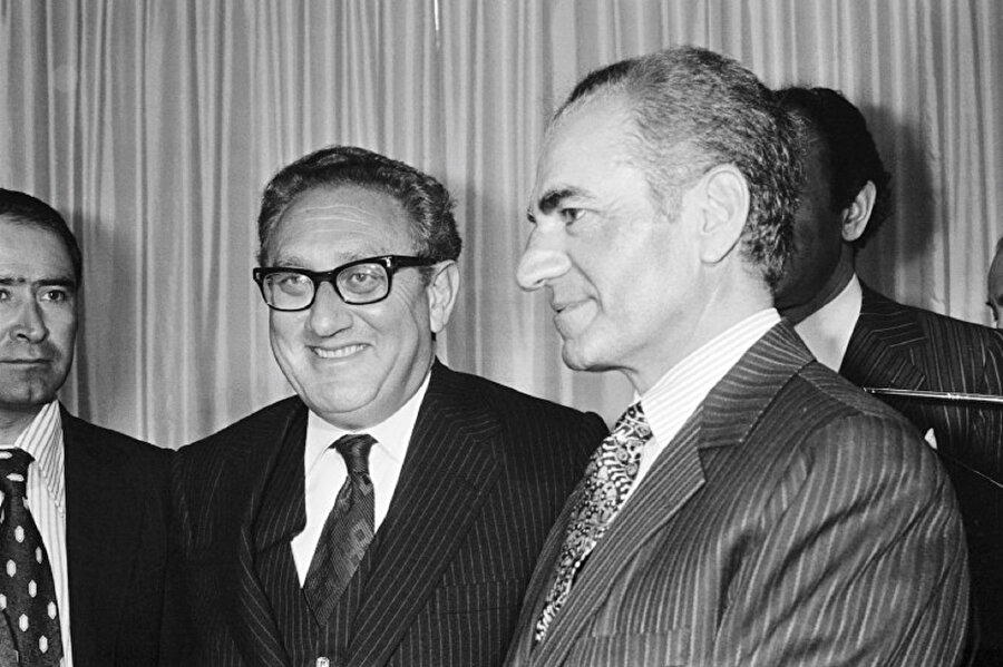 İran-Irak savaşında “İki tarafın da kaybetmeyecek olması ne kötü!” diyen Kissinger, Şiilik motivasyonuyla İslam dünyasını kendi içinden vuracak Fars karakterini çok iyi analiz etmişti.