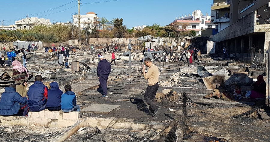 Lübnan'da çadır kampının ateşe verilmesinın ardından Suriyeli mülteciler sokakta kaldı