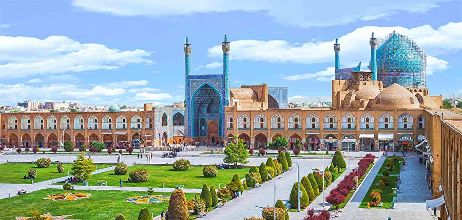 İsfahanlıların deyimiyle “Isfahan nısf-ı cihan (İsfahan, dünyanın yarısı)” Bunu demekte ne kadar haklı olduklarını şehrin güzelliğine bakarak anlıyoruz.
