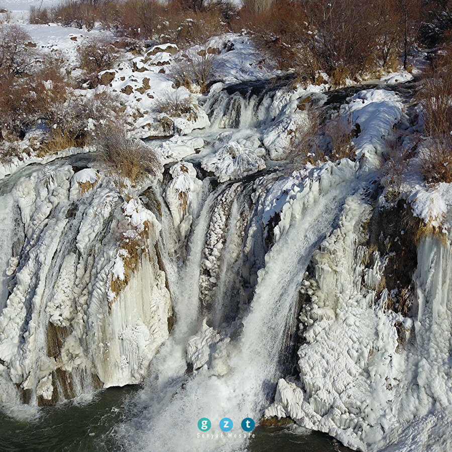 Kısmen donan Muradiye Şelalesi eşsiz manzaralar sunuyor