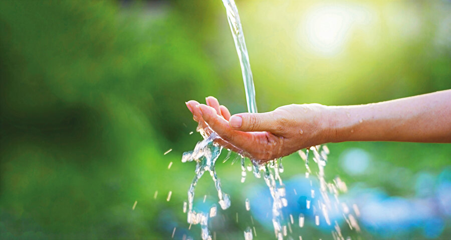 “Su hayattır” deyip duruyoruz. Fakat nedense Allah’ın bahşettiği bu kıymeti ölçülmez nimete karşı hoyrat olmaktan da vazgeçmiyoruz… 