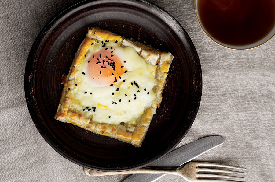 Milföy Hamuru ile Yumurtalı Pide