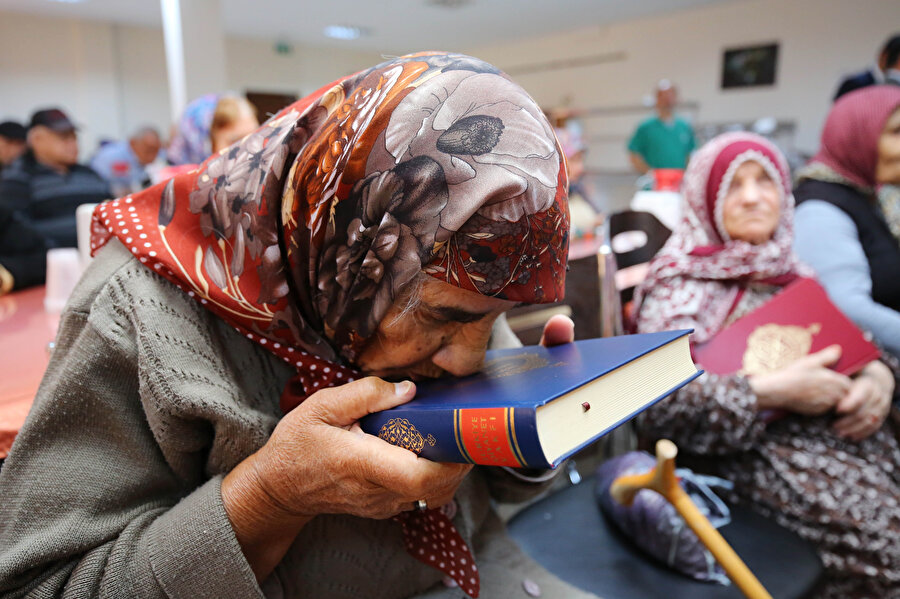Kapı çaldığında, “kim bilir hangi nasibin habercisidir” derdi babaannem. Bir heyecan duyardı o sesle birlikte. Öyle etrafı toplamanın kendine çeki düzen vermenin telaşı değildi bu, günden nasibine düşeni almaktı. Babaannem artık köşesinde oturmuyor ama annemlere ne zaman gelsem gizliden babaanneme öykünür, bir şekilde babaannemin sırlarına vâkıf olmaya çalışırım.