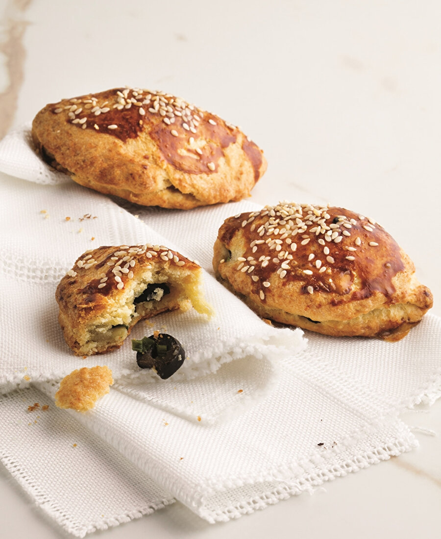 Zeytinli ve Taze Soğanlı Poğaça