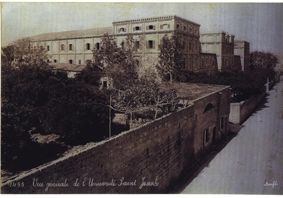 Emin Maluf'un mezun olduğu Beyrut St. Joseph Üniversitesi'nin 1890'lardaki bir fotoğrafı.