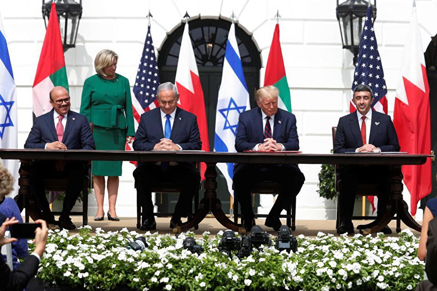 Bahreyn Dışişleri Bakanı Abdullatif Al Zayani, İsrail Başbakanı Binyamin Netanyahu, ABD Başkanı Donald Trump ve Birleşik Arap Emirlikleri (BAE) Dışişleri Bakanı Abdullah bin Zayed, İsrail ile bazı Arap komşuları arasındaki ilişkileri normalleştiren anlaşmayı imzaladı.