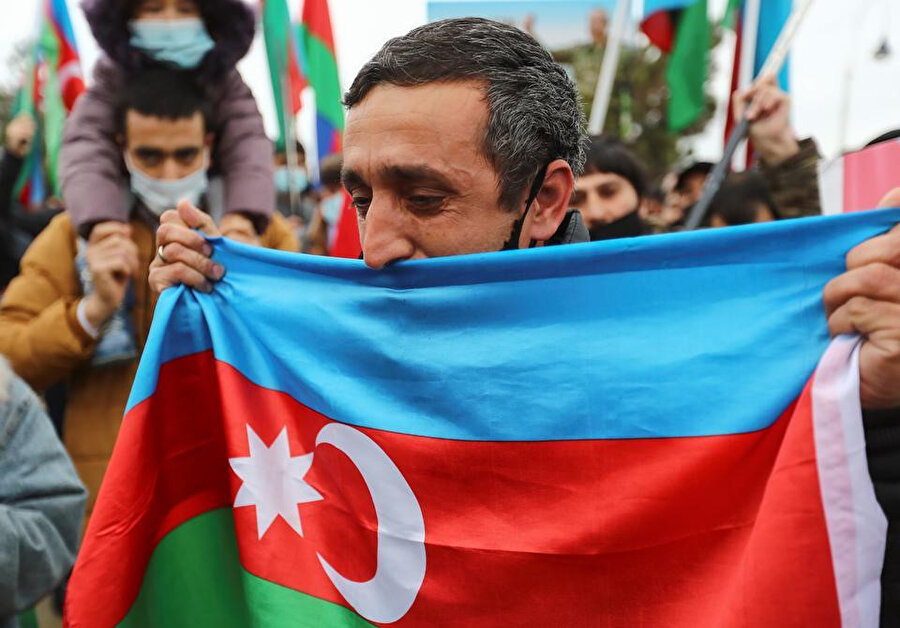 Azerbaycan'da Karabağ zaferi sevinci.