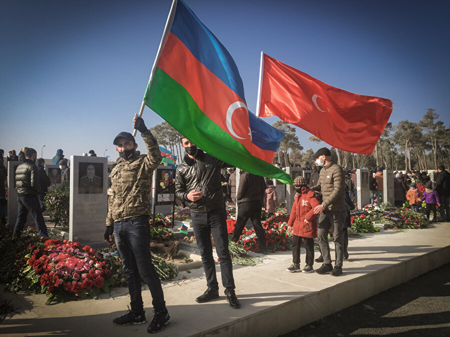 Azerbaycanlılar, yeni yılın ilk gününde şehitliklere akın etti.