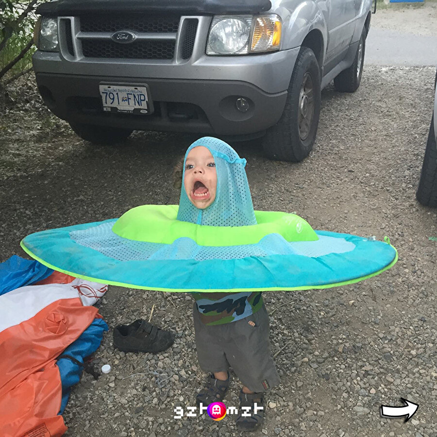 Şişme botu yanlışlıkla kafasına geçiren çocuğu küçük bir gezintiye çıkardık 🤔