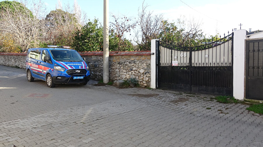 Jandarma evin önünde 24 saat nöbet tutuyor