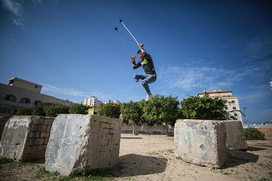 İsrail'in saldırısında bacağını kaybeden Filistinli genç 'parkur sporu'yla engellere meydan okuyor.