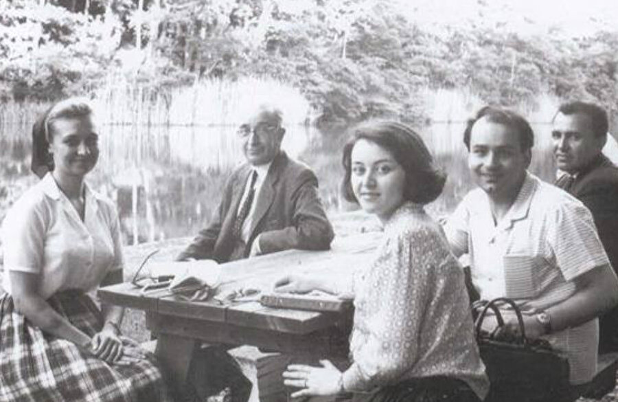 Çiçek Derman, eşi Uğur Derman (yanında) ve hocası Süheyl Ünver ile (sağ çapraz).