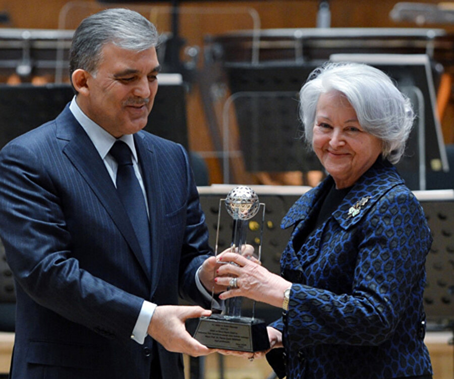 Çiçek Derman 2012’de cumhurbaşkanı Abdullah Gül’den Kültür ve Sanat Büyük Ödülü’nü alırken.