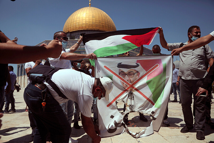 İsrail ile normalleşen ülkeleri protesto eden Filistinliler.