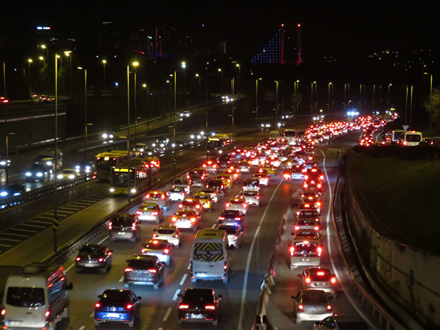80 saatlik kısıtlama sonrası 15 Temmuz Şehitler Köprüsü'nde trafik yoğunluğu