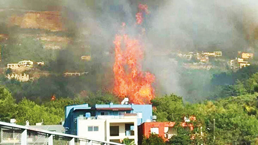 11 Ekim: Hatay’da zincirleme orman yangınları başladı. Yerleşim yerlerine yakın ormanlık alanlarda başlayan yangınlarda 400 hektar orman yandı.