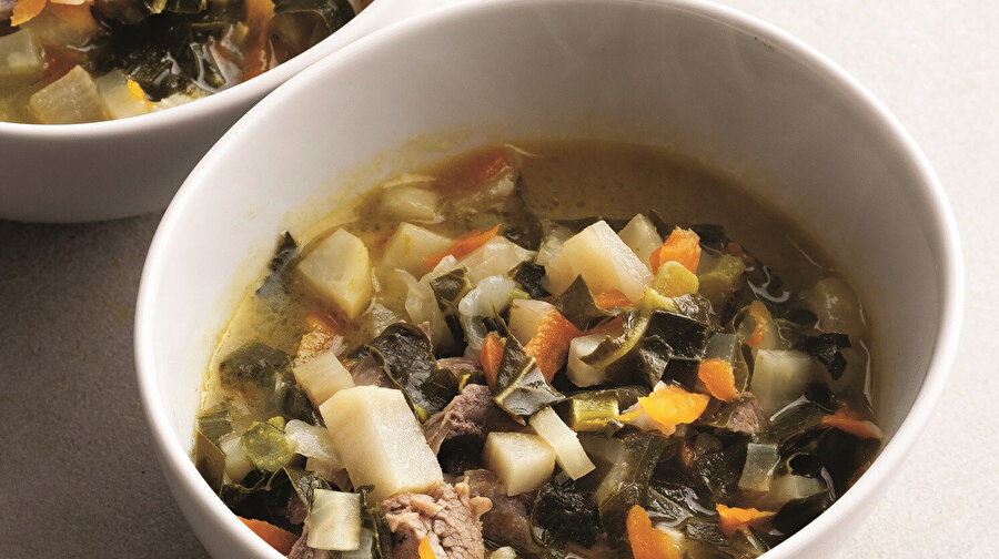 Kıvamında Lezzetler: Etli Lahana Çorbası tarifi