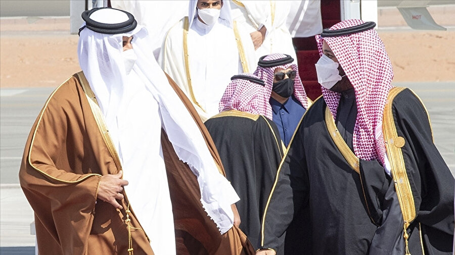 Suudi Arabistan Veliaht Prensi'nden Katar Emiri'ne sıcak karşılama.